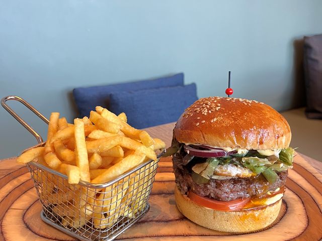 Yacht Restaurant Le Burger Hilton